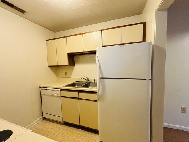 Building Photo - 2 Bedroom, 1 Bath