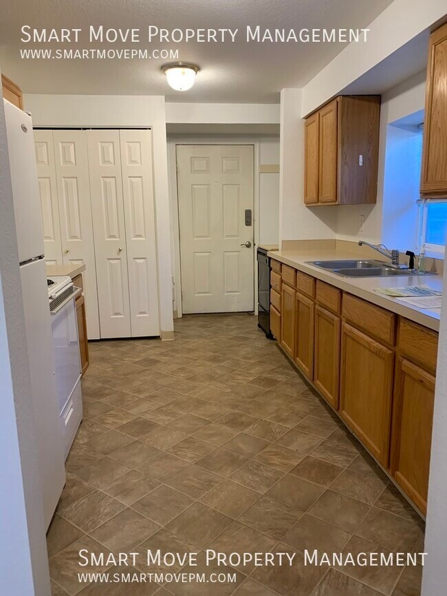 Building Photo - Updated downstairs 2 bedroom near BSU