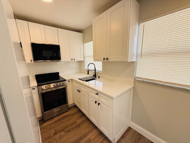 Foto del edificio - 1100-1190 Neptune Dr