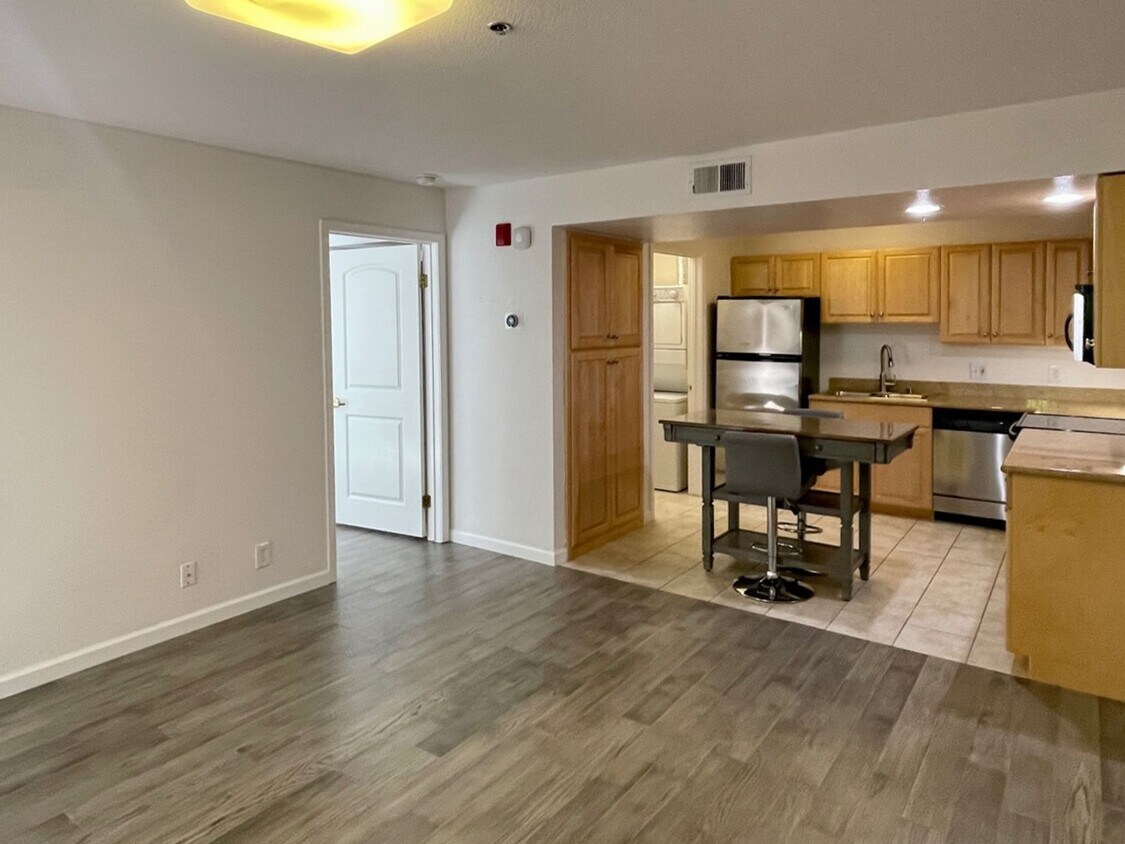 Primary Photo - Sharp and Airy Ground Level 1 bedroom, 1 b...