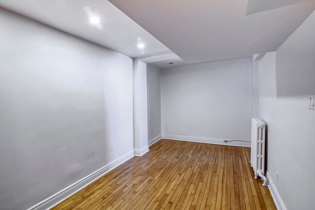 Building Photo - 6210 Chemin Deacon