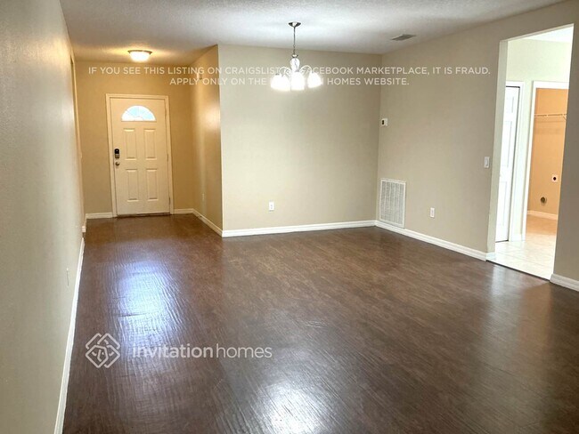 Foto del edificio - 6233 Radford St