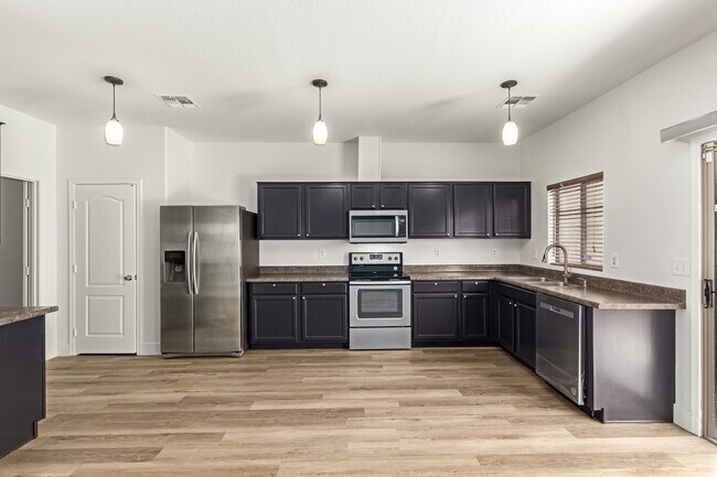 Building Photo - Fantastic 3 bedroom / 2.5 bathroom home in...