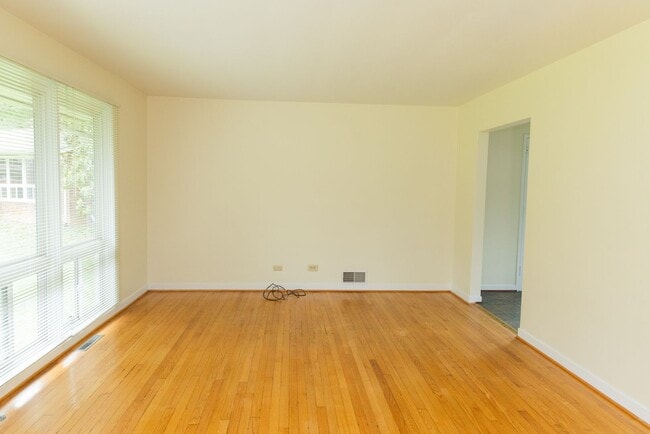Foto del edificio - Townhouses Available Near UVA