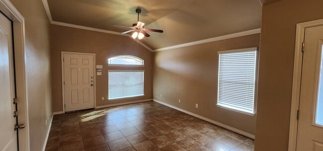 Foto del edificio - Beautiful 3 Bed, 2 Bath Duplex in Clear Creek Area - Viewable Now