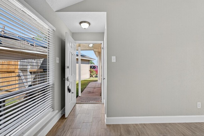 Foto del edificio - 9451 Rippling Fields Dr