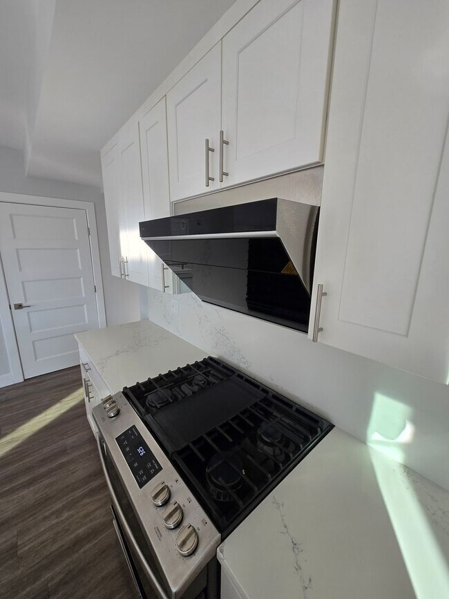 Foto del edificio - Stunning 2 Bd 1.5 Bath with Garage Parking...
