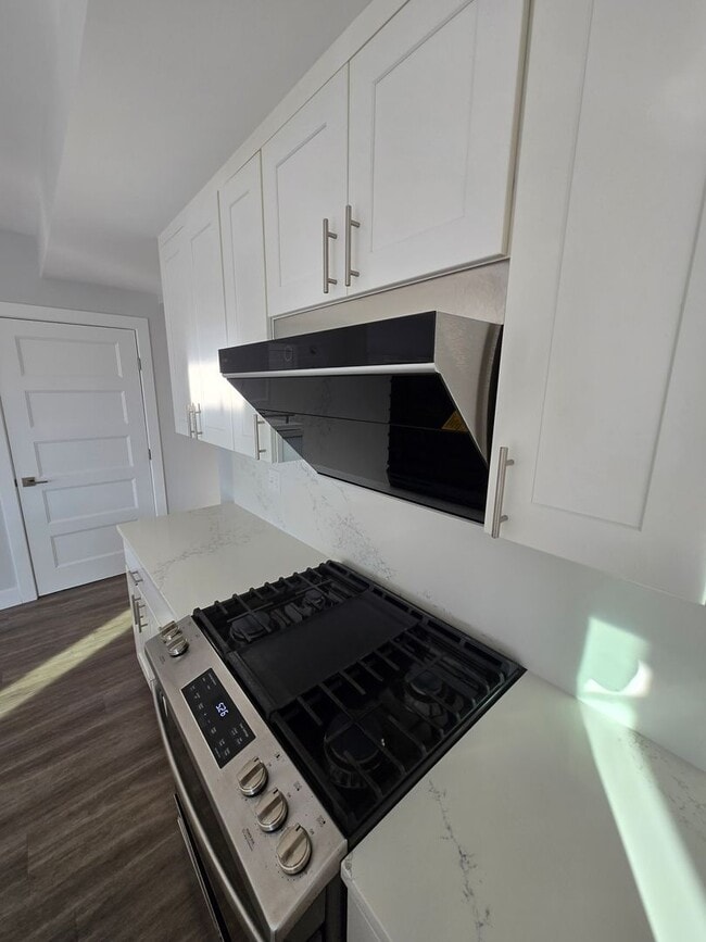 Building Photo - Stunning 2 Bd 1.5 Bath with Garage Parking...