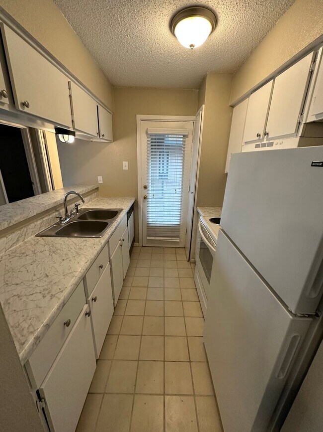 Building Photo - 6680-3 Whispering Oaks Place