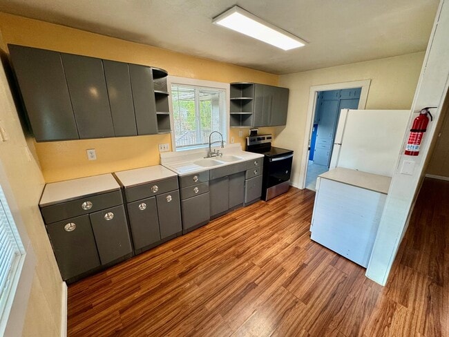 Building Photo - Pet-Friendly Home Conveniently Located Nea...