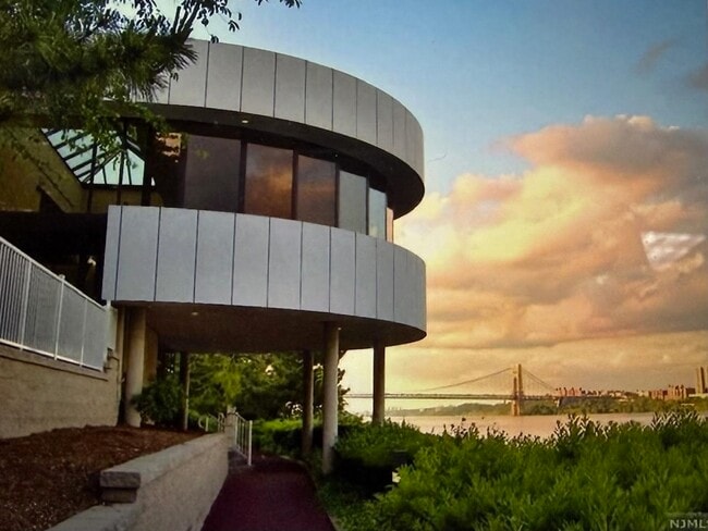 Building Photo - 1055 River Rd