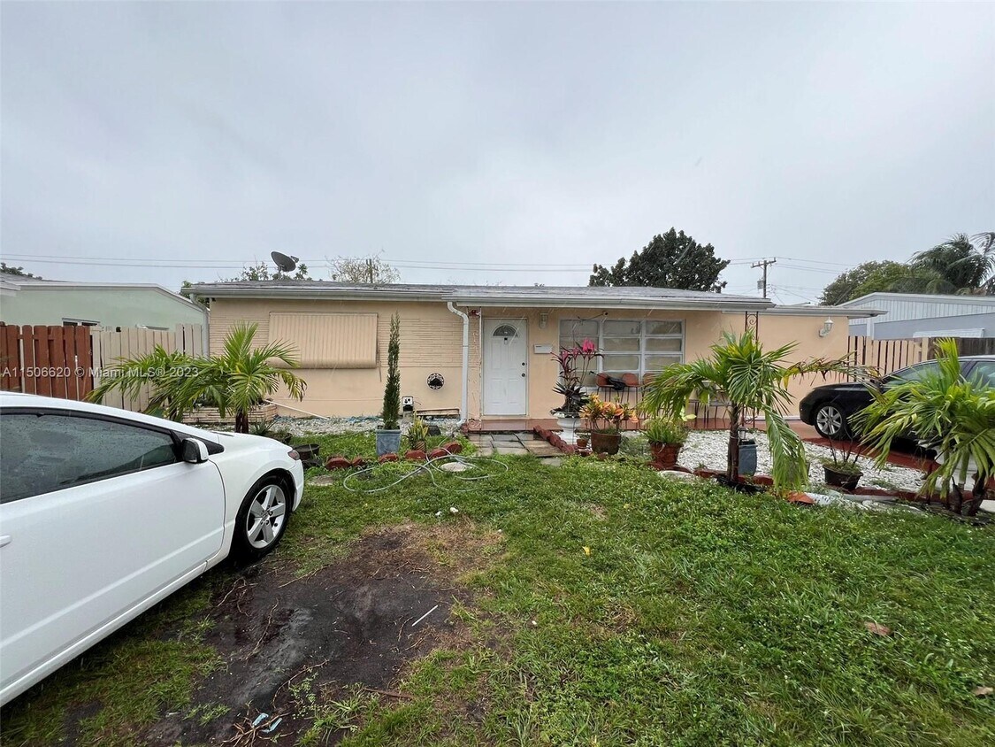 Primary Photo - 6980 SW 26th St