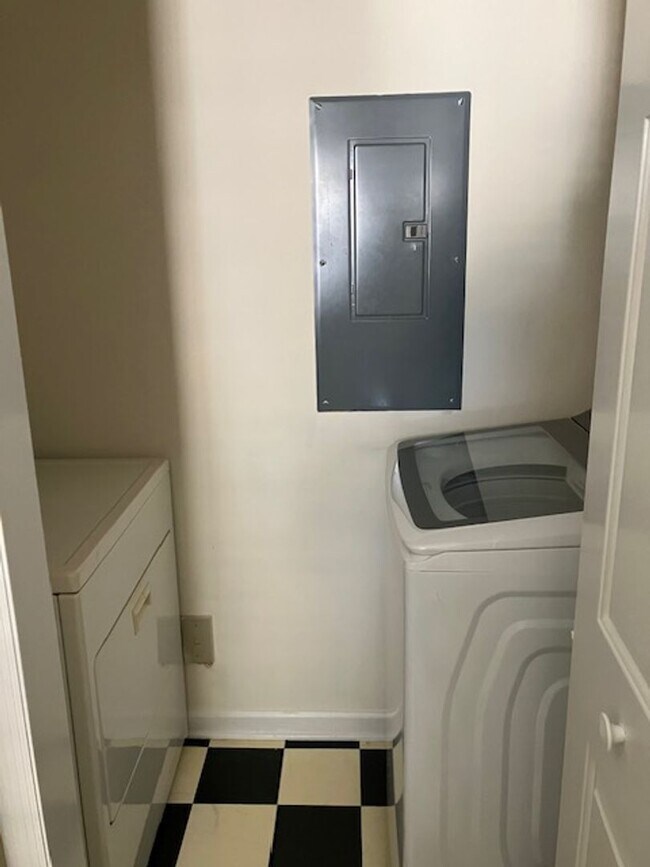 Building Photo - 715-L