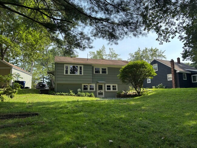 Foto del edificio - 113 Granby Rd