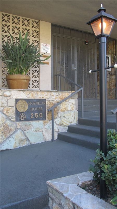 Foto del edificio - 250 N Oak Knoll Ave