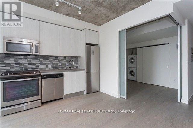 Building Photo - 111 Bathurst St