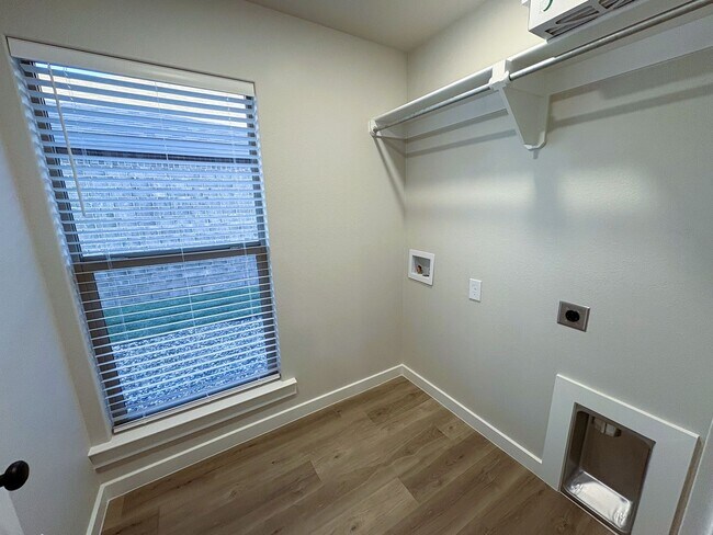 Building Photo - Brand New Stunning Home Located In Bell Fa...
