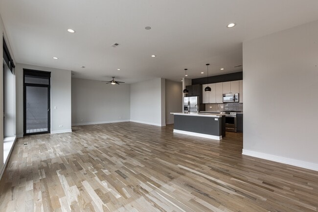 Building Photo - 2556 W Armitage Ave