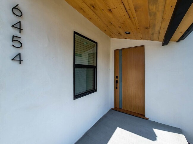 Building Photo - High-End Living Starts Here – Custom Finis...