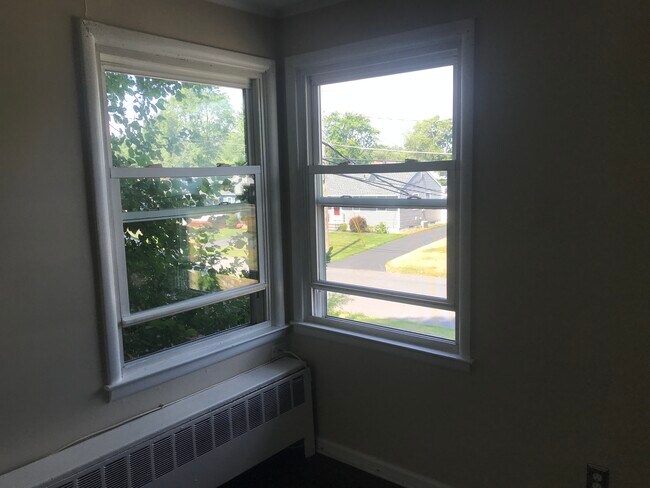 Building Photo - 34B N Elmhurst Ave