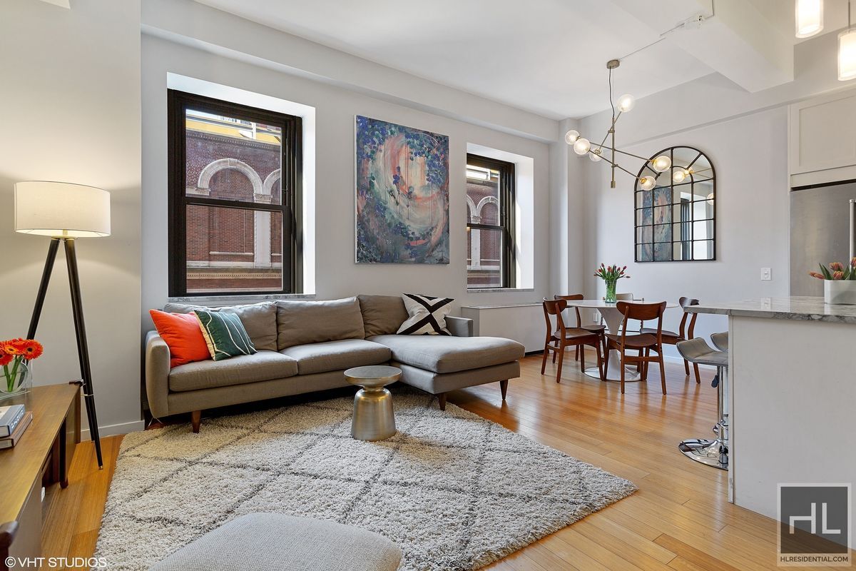 Foto principal - Massive 1300 SQ.FT. Loft, 3 beds, 2 baths,...