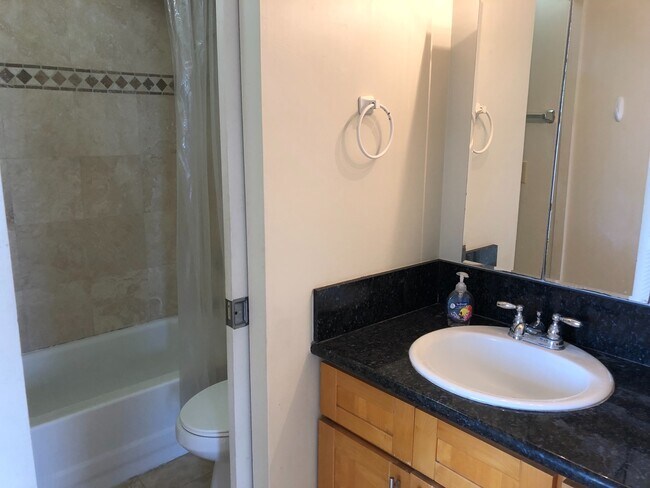 Foto del edificio - 2/1/1 Nice and Includes utilities!
