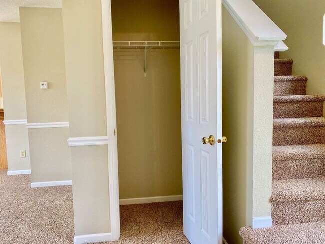 Foto del edificio - Wonderful 3 Bedroom 2.5 Bathroom Two Story Home with Loft on the Pond in Wayne Township!