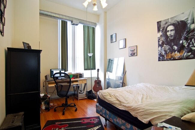 Building Photo - Huge 3 Bedroom Apartment. Amazing Location. Bright and Sunny