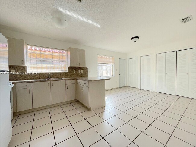 Building Photo - 3560 SW 25th St