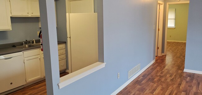 Building Photo - Smithton Condo, top floor, plank floors, w...