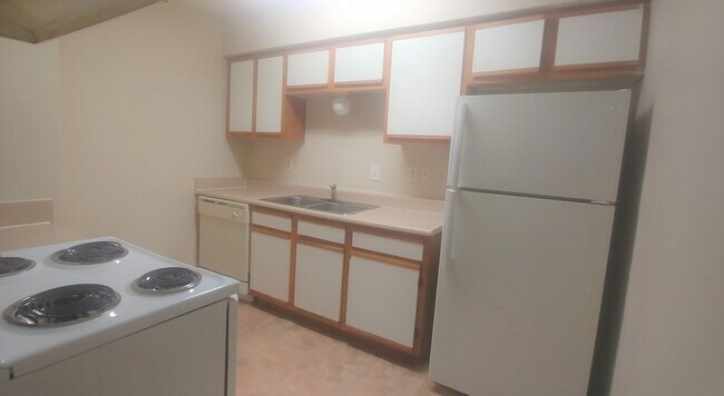 Building Photo - 1/1 Apartment - **HUD Accepted** (upstairs)