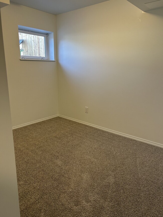 Photo du bâtiment - 7612-7136 136 Ave NW