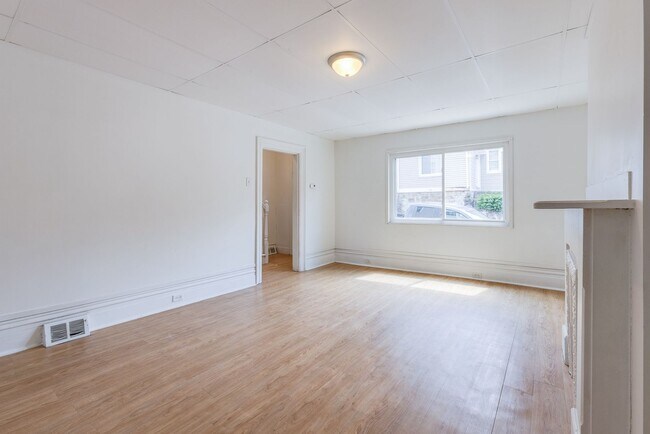 Foto del edificio - Available JULY 2026 - Renovated 3 Bedroom Home w/ Parking in Mt. Washington!