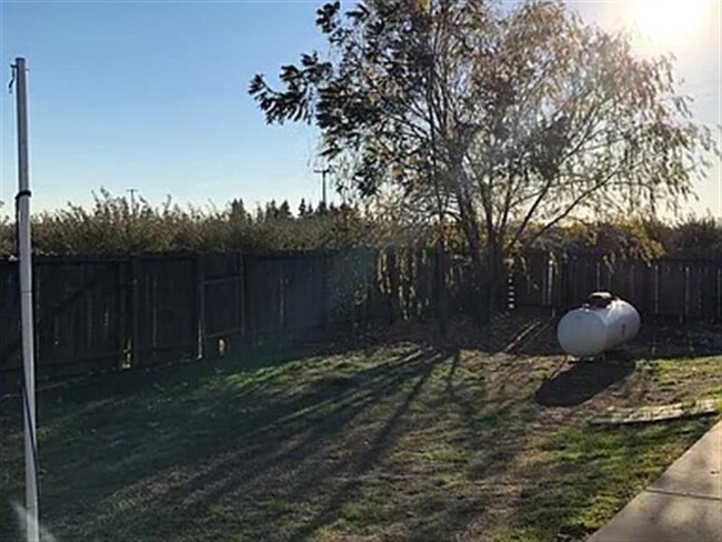 Building Photo - fenced yard