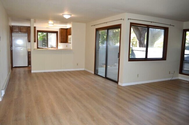 Foto del edificio - Spacious and Conveniently Located with Private Patio and Parking