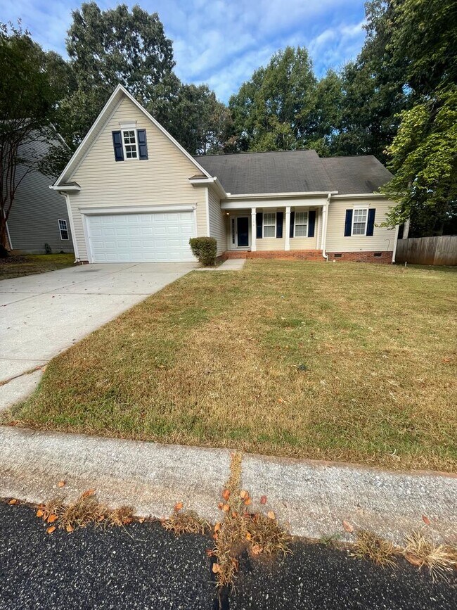 Building Photo - 3 bedroom 2 bath home, Bonus has closets!!