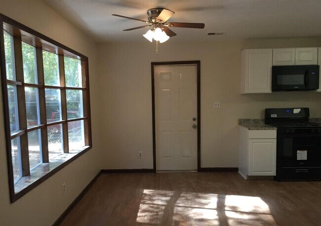 Building Photo - 110 Caldwell Dr - Spacious 3 BR / 2 BA Ran...