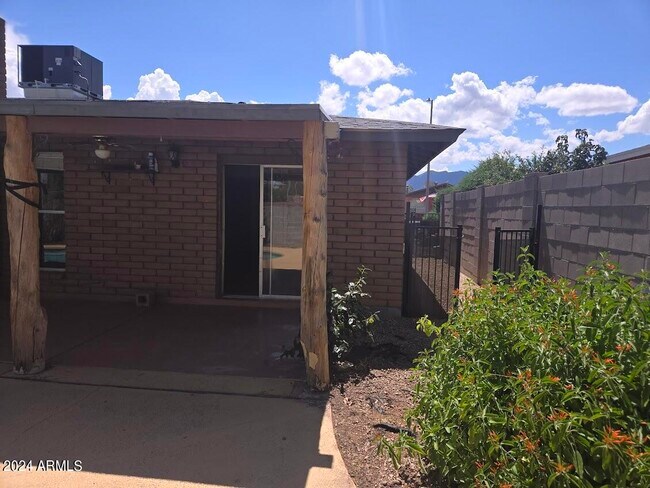 Building Photo - 949 Charles Dr