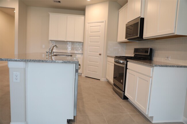 Foto del edificio - 523 Ellwood Terrace Ln