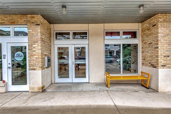 Building Photo - 2124 E 6th St