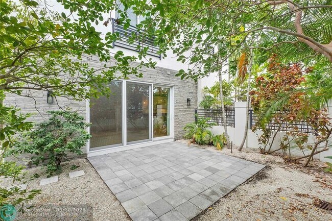 Foto del edificio - 825 NE 17th Way
