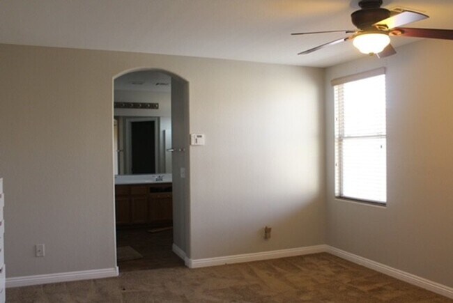 Foto del edificio - BEAUTIFUL 4 BEDROOM HOME WITH A POOL!
