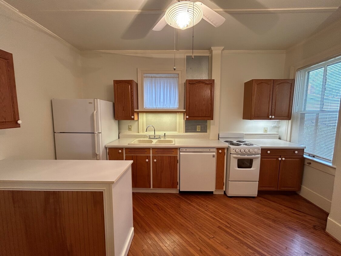 Primary Photo - 305 W 3rd St