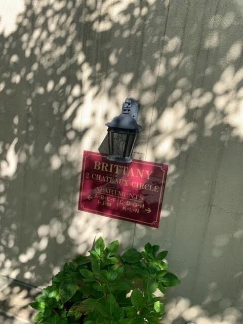 address - 2 Chateaux Cir