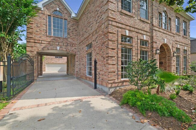 Building Photo - 3774 Drake St