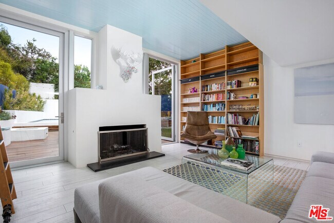 Building Photo - 1138 San Ysidro Dr