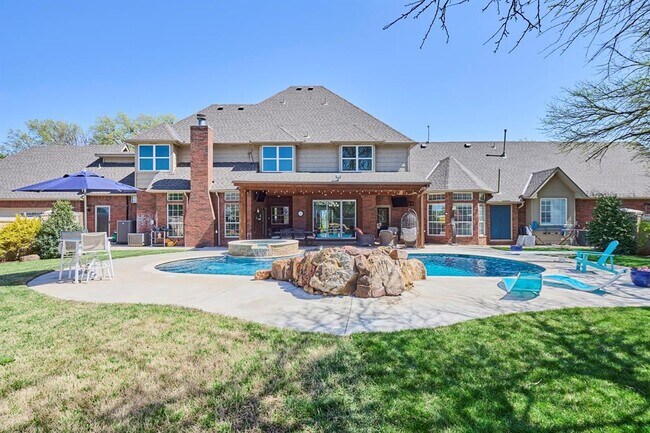 Building Photo - 13300 SW 38th St