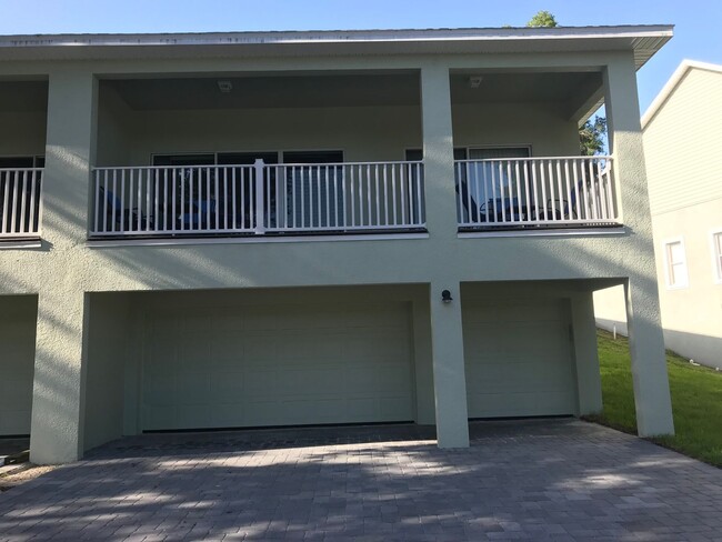 Building Photo - Furnished very clean 3 bed/ 2 bath/ 3 car ...