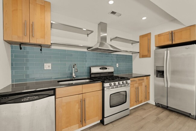 Foto del edificio - Bright and Spacious Terrace Level 2br in Mt. Pleasant!