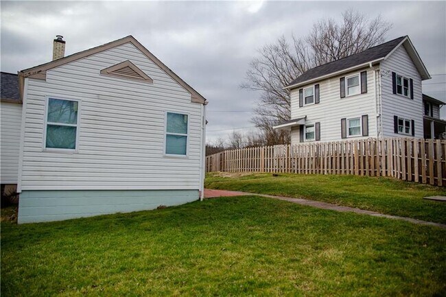 Building Photo - 13 Strohm Dr